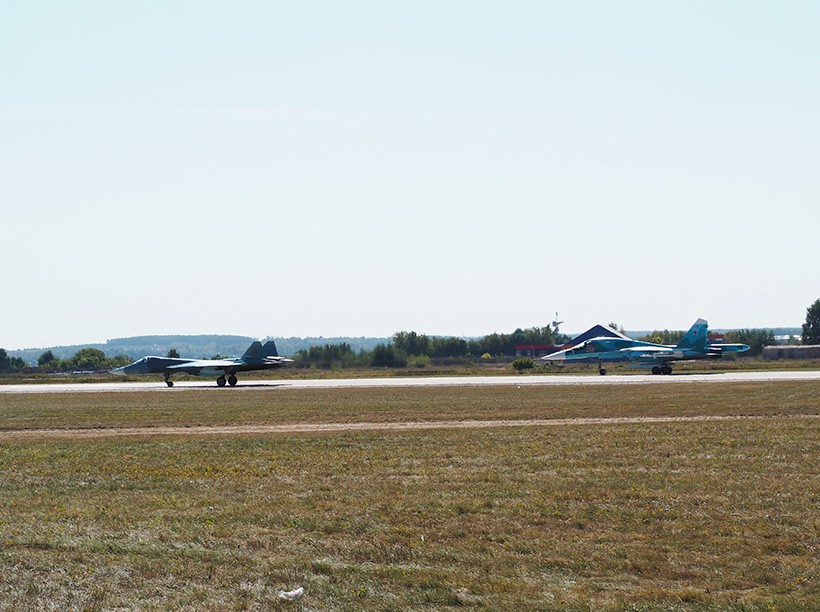 Самолеты Т-50 и Су-34 на авиасалоне МАКС-2015