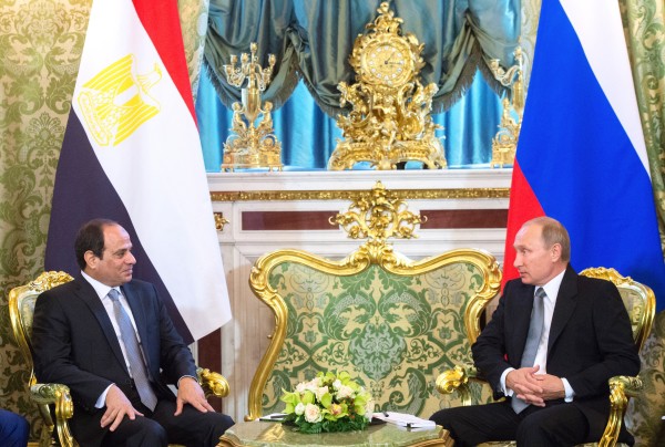Президент России Владимир Путин и президент Арабской Республики Египет Абдель Фатах ас-Сиси во время встречи в Кремле