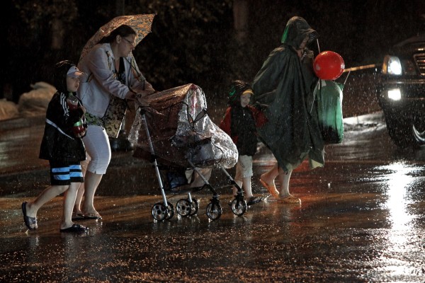 Горожане во время тайфуна "Гони" на улице Алеутской во Владивостоке