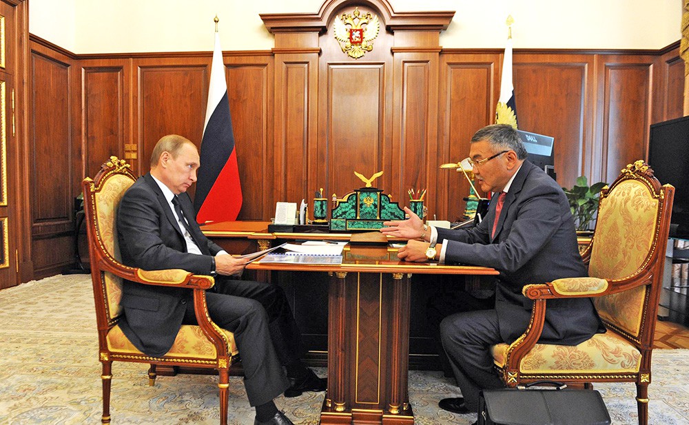 Президент России Владимир Путин и глава Республики Калмыкия Алексей Орлов