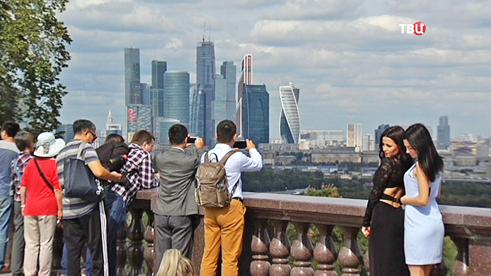 Вид на Москва-Сити со смотровой площадки Воробьевых гор