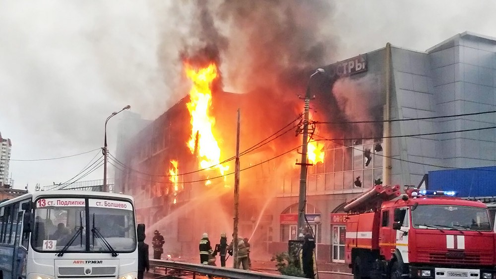 Пожарные на месте возгорания в торговом центре