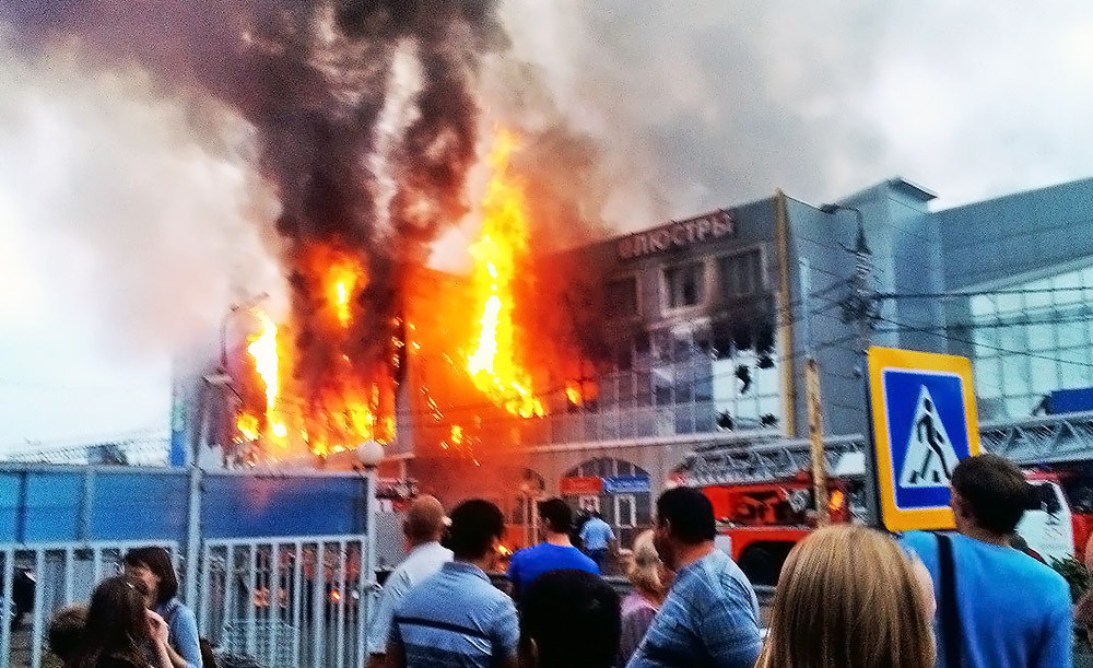 Пожарные на месте возгорания в торговом центре
