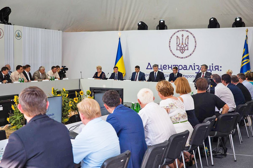 Президент Украины Петр Порошенко во время встречи с представителями территориальных общин