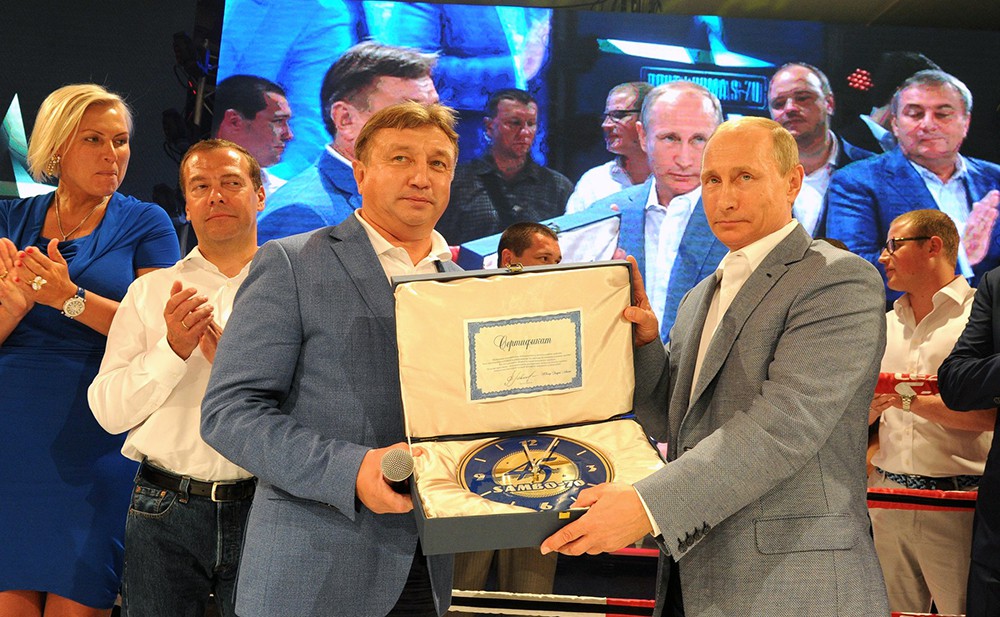 Владимир Путин на церемонии награждения победителей международного турнира по профессиональному боевому самбо