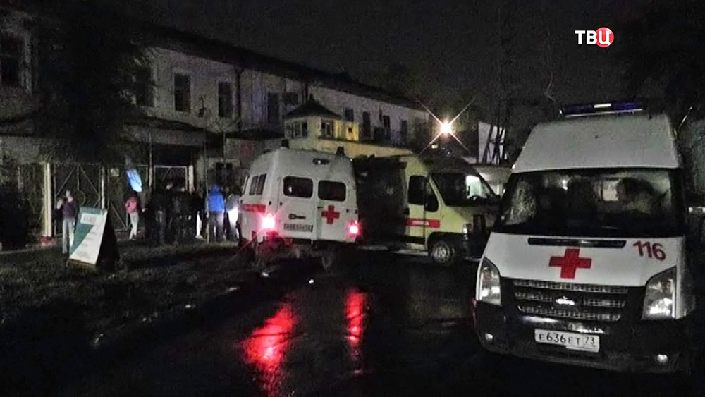 Машины скорой помощи на месте пожара в СИЗО Ульяновска