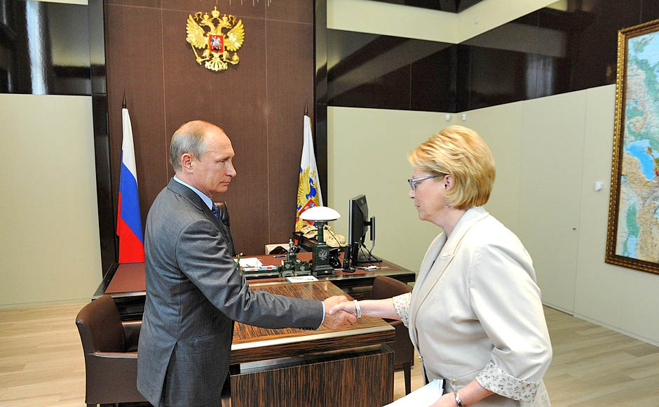 Президент России Владимир Путин и министр здравоохранения Вероника Скворцова