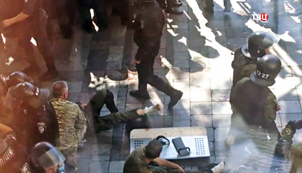 Пострадавшие милиционеры у здания Верховной Рады Украины