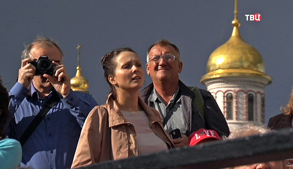 Туристы на фоне Москвы