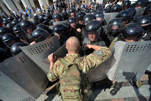 Украинская милиция держит оцепление у здания Верховной Рады Украины