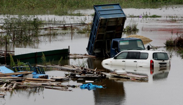 Затопленные машины на окраине Уссурийска 