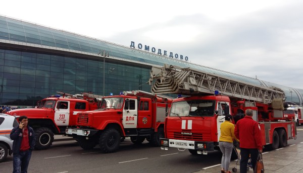 Пожарные машины у здания аэропорта "Домодедово"