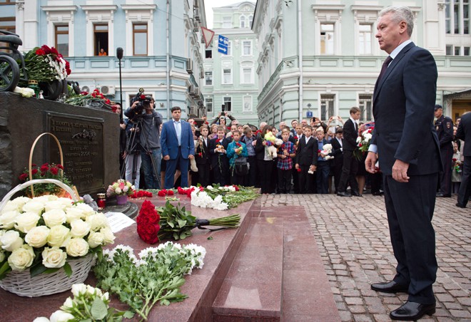 Сергей Собянин возлагает цветы к памятнику жертвам трагедии в Беслане
