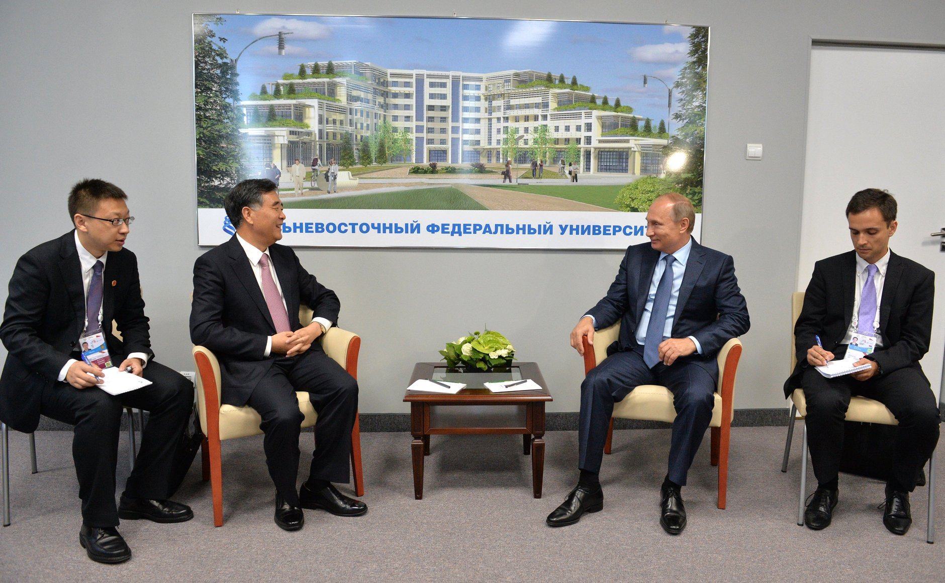 Владимир Путин с вице-премьером Государственного совета Китайской Народной Республики Ван Яном