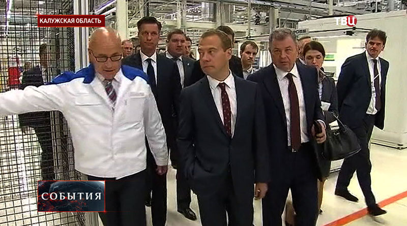 Премьер-министр России Дмитрий Медведев прибыл компанию Volkswagen