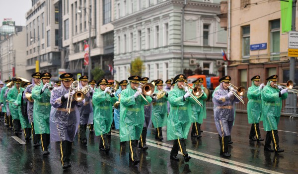 Во время шествия по Тверской улице в рамках международного военно-музыкального фестиваля "Спасская башня"
