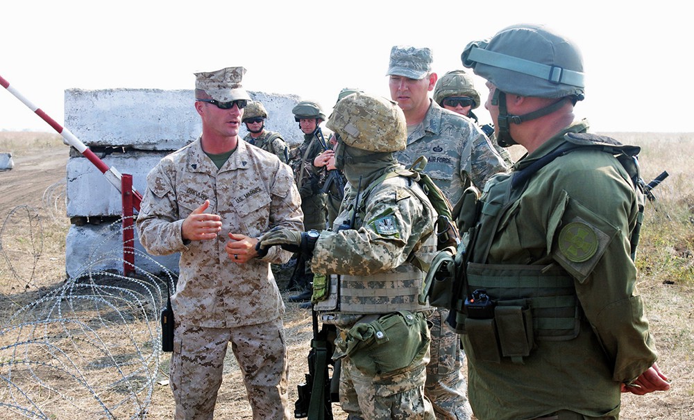 Инструктор армии США консультирует украинских военных