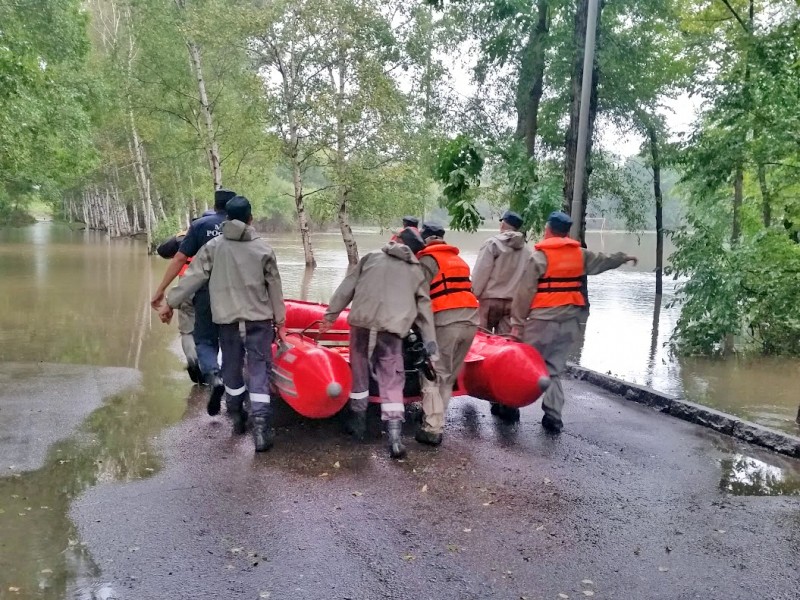 Спасатели МЧС в зоне наводнения