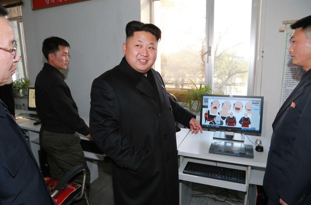 Ким Чен Ын около компьютера