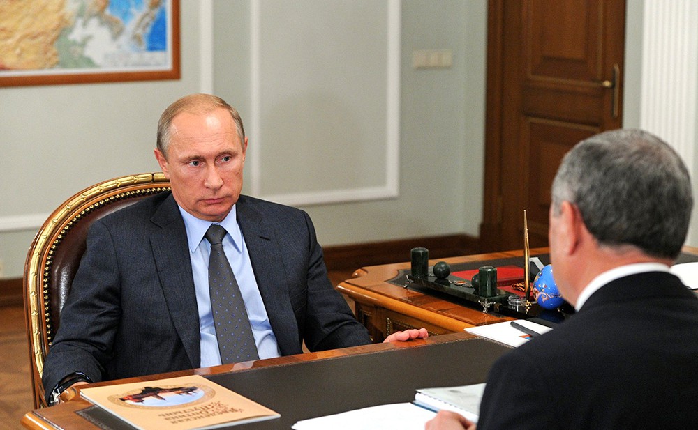 Президент России Владимир Путин и врио губернатора Калужской области Анатолий Артамонов