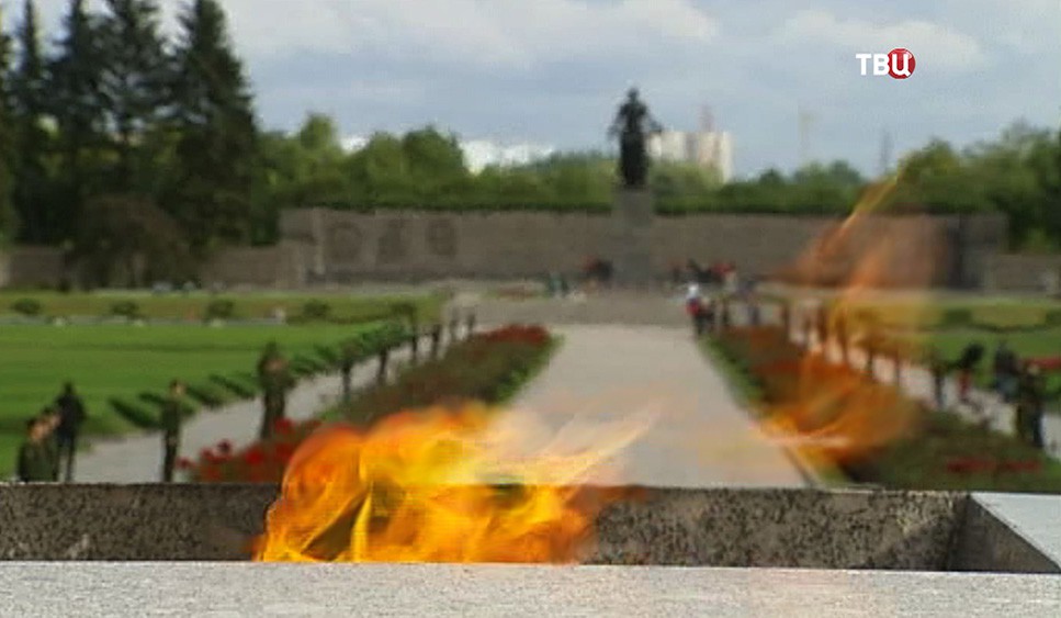Вечный огонь на Пискарёвском кладбище в Санкт-Петербурге
