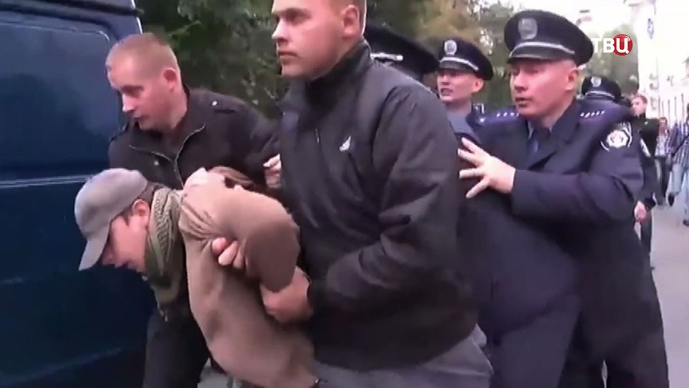 Украинская милиция задерживает протестующих