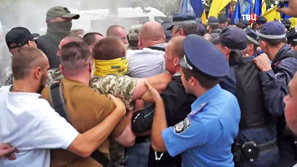 Столкновения украинских радикалов с милицией