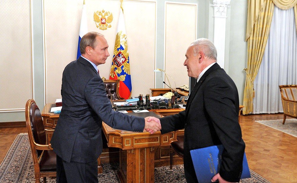 Президент России Владимир Путин и губернатор Магаданской области Владимир Печеный