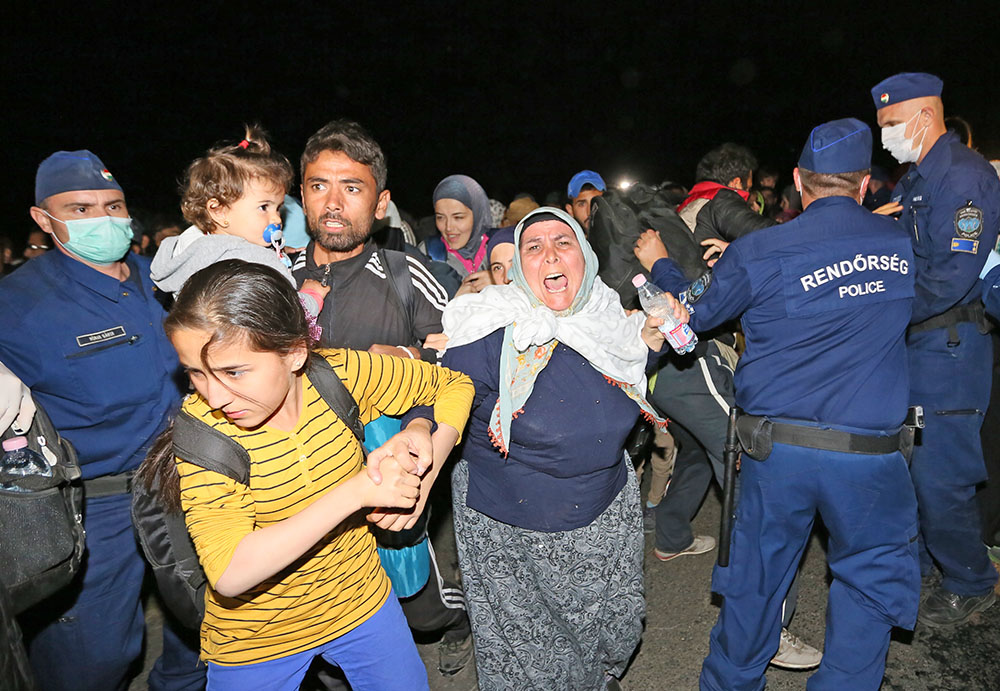Венгерская полиция задерживает мигрантов