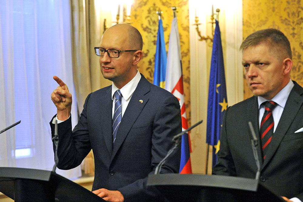 Премьер-министр Украины Арсений Яценюк и премьер министр Словакии Роберт Фицо