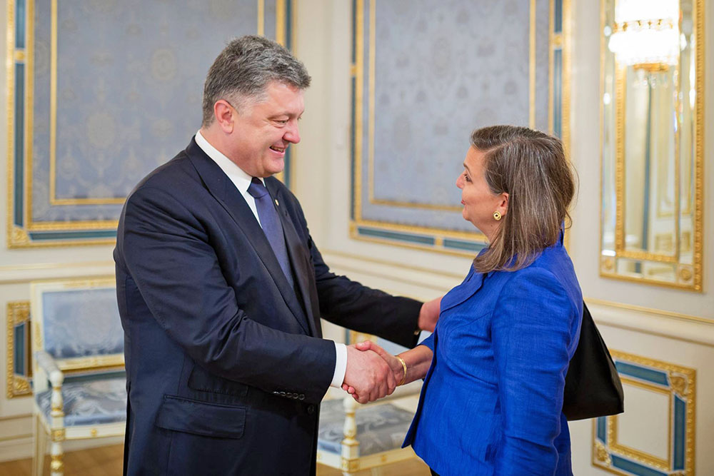 Президент Украины Пётр Порошенко и помощник госсекретаря США Виктория Нуланд