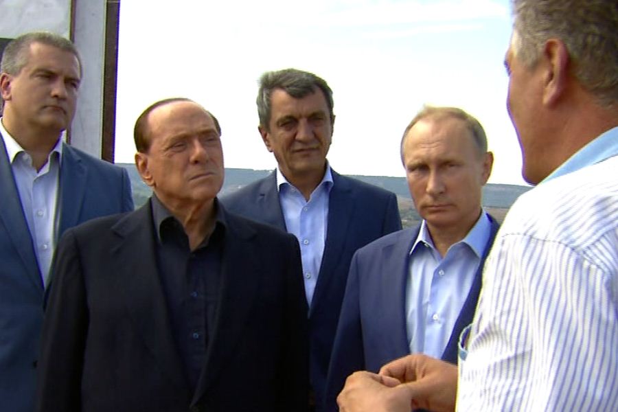 Владимир Путин и Сильвио Берлускони у мемориала, посвящённого памяти погибших в Крымской войне солдат Сардинского королевства.