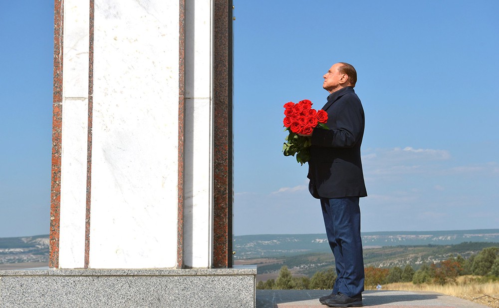 Сильвио Берлускони почтил память погибших в Крымской войне солдат Сардинского королевства, возложив цветы к мемориалу у подножья горы Гасфорта