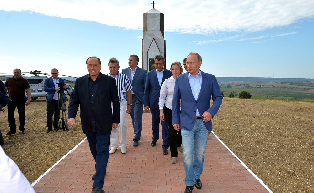 Владимир Путин и Сильвио Берлускони у мемориала, посвящённого памяти погибших в Крымской войне солдат Сардинского королевства.