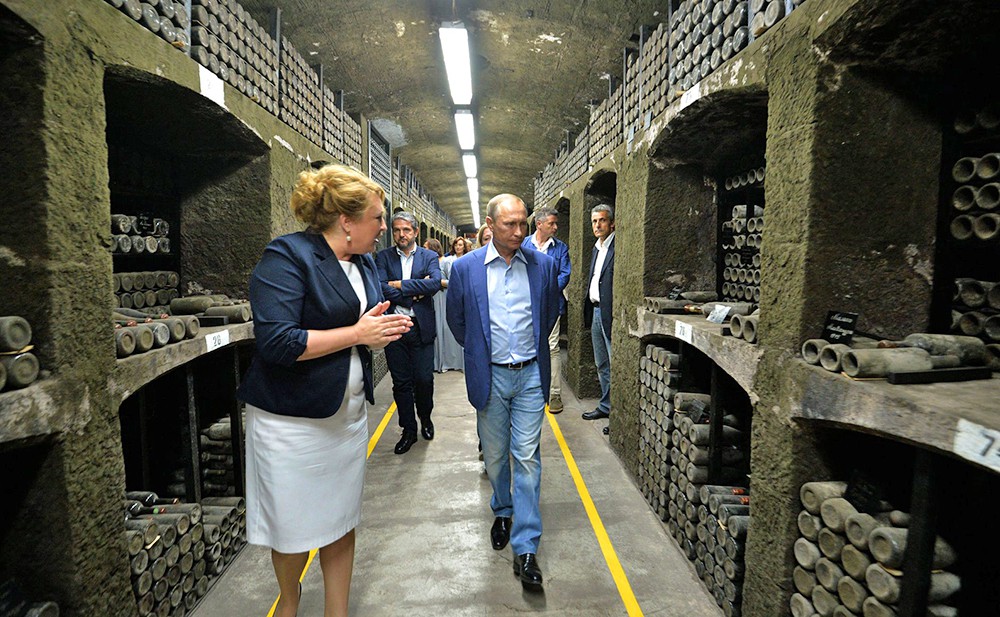 Владимир Путин во время осмотра производственно-аграрного объединения "Массандра"