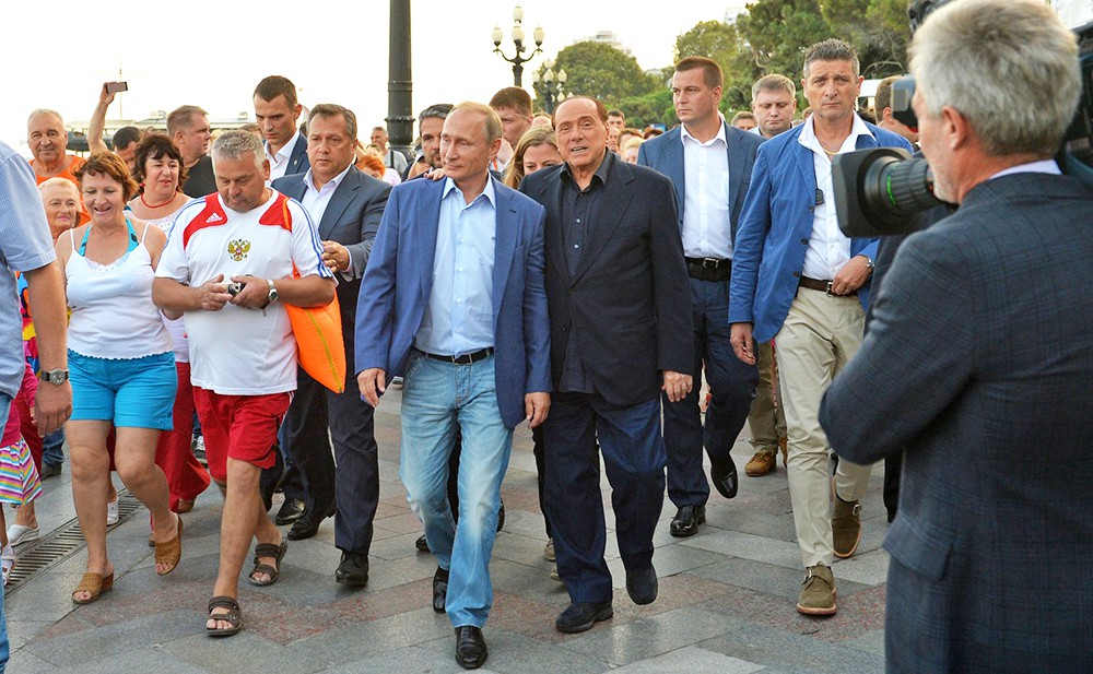 Владимир Путин и Сильвио Берлускони прогуливаются по набережной Ялты