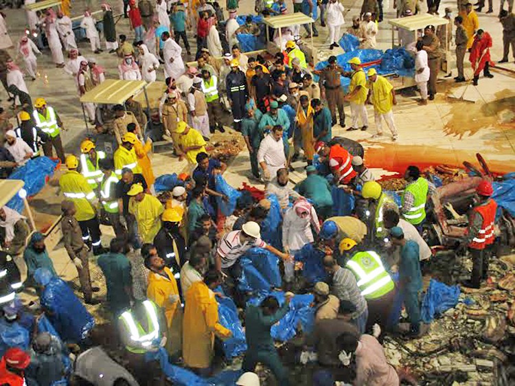 Спасатели на месте падения подъёмного крана в мечети в Мекке