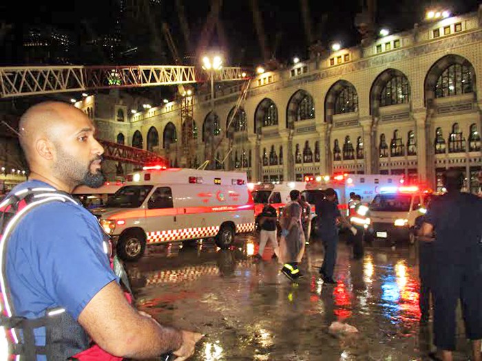 Спасатели на месте падения подъёмного крана в мечети в Мекке
