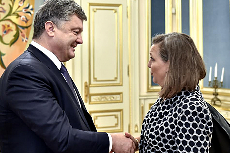 Президент Украины Пётр Порошенко и помощник госсекретаря США Виктория Нуланд