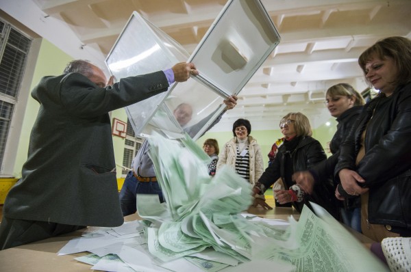 Члены избирательной комиссии считают голоса на избирательном участке
