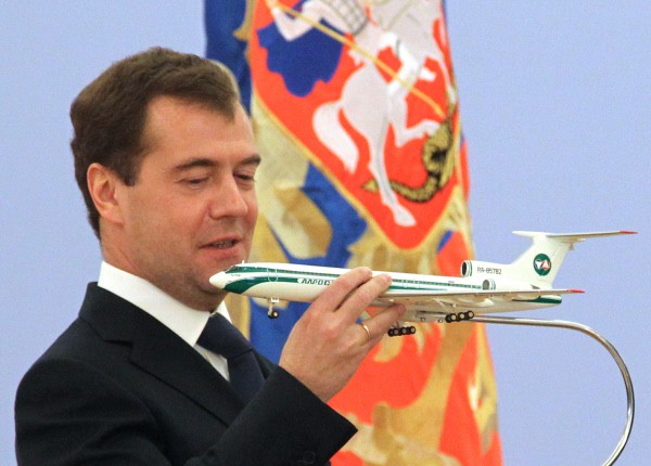 Дмитрий Медведев получил в подарок макет самолета на церемонии награждения государственными наградами девяти членов экипажа Ту-154, совершившего в сентябре экстренную посадку в тайге в районе Ижмы