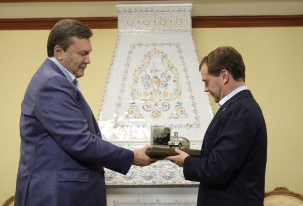 Виктор Янукович в качестве подарка передал президенту России Дмитрию Медведеву миниатюрную копию автомобиля "Победа"