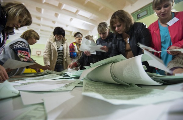 Члены избирательной комиссии считают голоса на избирательном участке