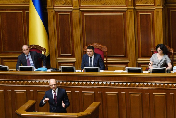 Премьер-министр Украины Арсений Яценюк выступает на заседании Верховной Рады Украины