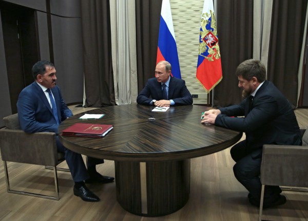 Президент России Владимир Путин, глава Чеченской Республики Рамзан Кадыров и глава Ингушетии Юнус-Бек Евкуров во время встречи