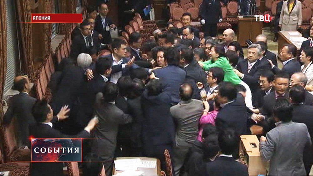Потасовка в парламенте Японии 