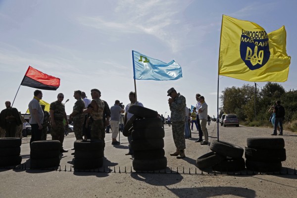 Активисты блокируют автомобильную трассу на границе Украины и Крыма