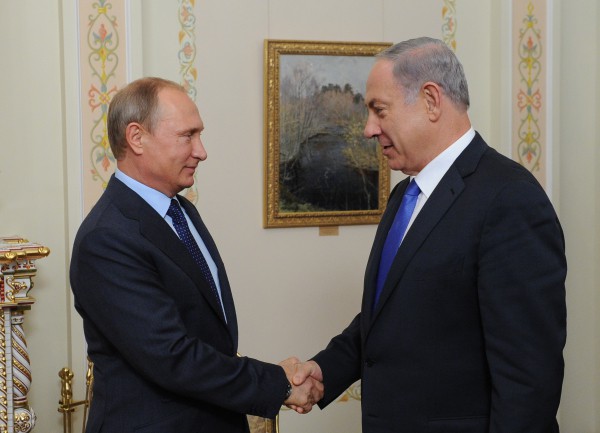 Президент России Владимир Путин (слева) и премьер-министр Израиля Биньямин Нетаньяху во время встречи в резиденции Ново-Огарево