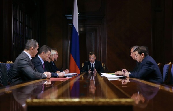 Председатель правительства РФ Дмитрий Медведев проводит встречу в подмосковной резиденции "Горки" с вице-премьерами РФ