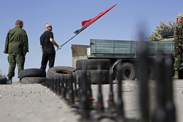 Активисты блокируют автомобильную трассу на границе Украины и Крыма